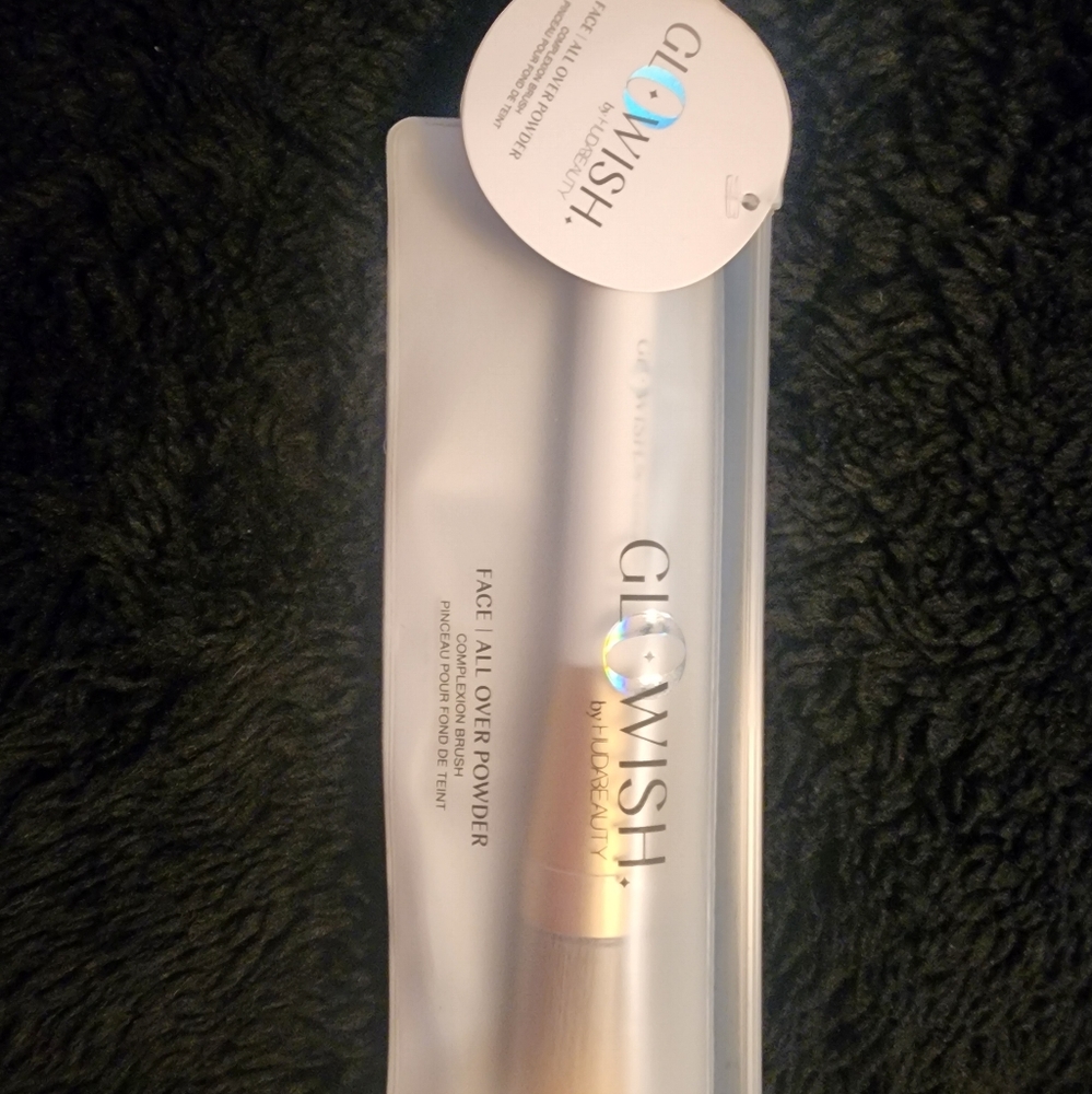 Huda Beauty Glowish Face Brush